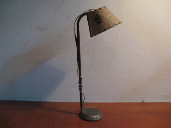 Voor in het poppenhuis: Mica staande lamp ca. 1900... - nr. 1