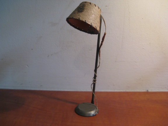 Voor in het poppenhuis: Mica staande lamp ca. 1900... - Afbeelding 2