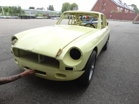MG B type - 1.8 GT restauratie gestart: gespoten body inclusief Motor - nr. 1