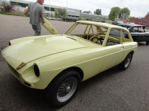 MG B type - 1.8 GT restauratie gestart: gespoten body inclusief Motor - Afbeelding 7