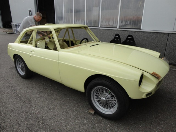 MG B type - 1.8 GT restauratie gestart: gespoten body inclusief Motor - Afbeelding 4