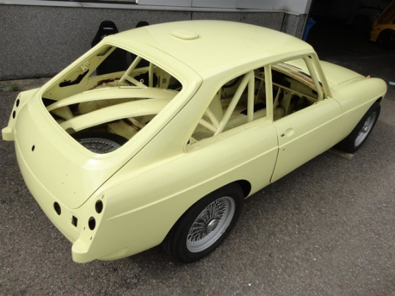 MG B type - 1.8 GT restauratie gestart: gespoten body inclusief Motor - Afbeelding 2
