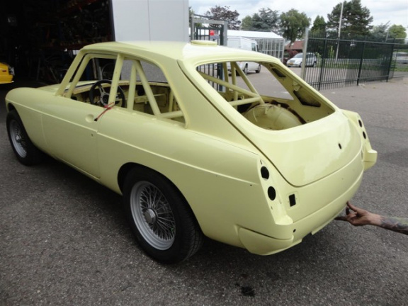 MG B type - 1.8 GT restauratie gestart: gespoten body inclusief Motor - Afbeelding 8
