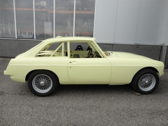 MG B type - 1.8 GT restauratie gestart: gespoten body inclusief Motor - Afbeelding 3