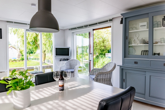 Luxe 6 pers. Chalet huren aan water en 300m van IJsselmeer in Makkum Friesland