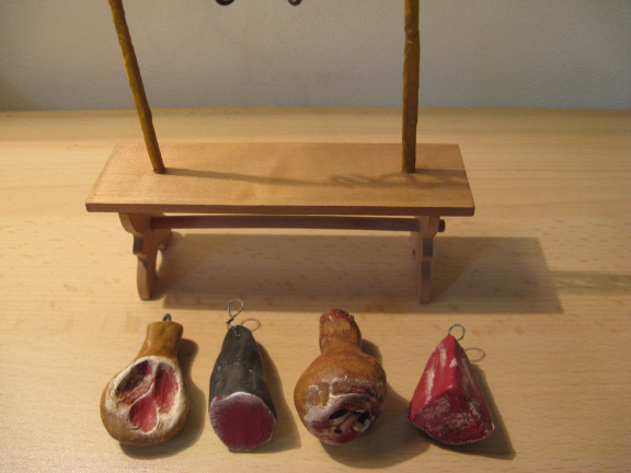 Voor in de slagerij...tafel met rek antiek vlees, 1 ham , 1 worst en 2 stukken schenkel...ca. 1900 - Afbeelding 3