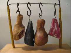 Voor in de slagerij...tafel met rek antiek vlees, 1 ham , 1 worst en 2 stukken schenkel...ca. 1900 - Afbeelding 4