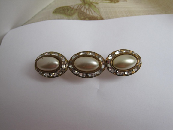 Broche antiek drie parelmoerkleurige cabochons en heldere kristal stenen 5.3x1.3 cm - nr. 1