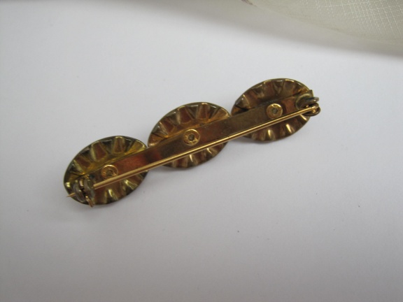 Broche antiek drie parelmoerkleurige cabochons en heldere kristal stenen 5.3x1.3 cm - Afbeelding 2