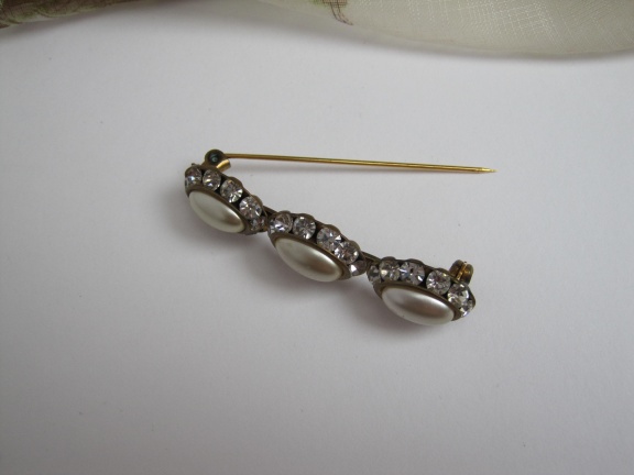 Broche antiek drie parelmoerkleurige cabochons en heldere kristal stenen 5.3x1.3 cm - Afbeelding 3