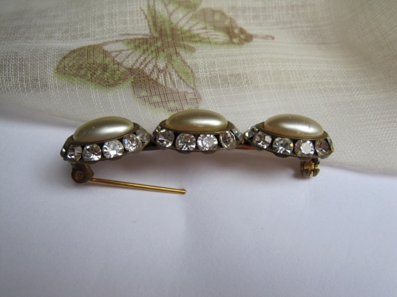 Broche antiek drie parelmoerkleurige cabochons en heldere kristal stenen 5.3x1.3 cm - Afbeelding 4