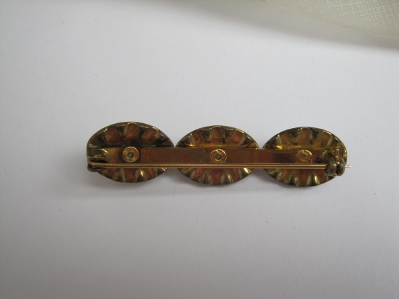 Broche antiek drie parelmoerkleurige cabochons en heldere kristal stenen 5.3x1.3 cm - Afbeelding 5