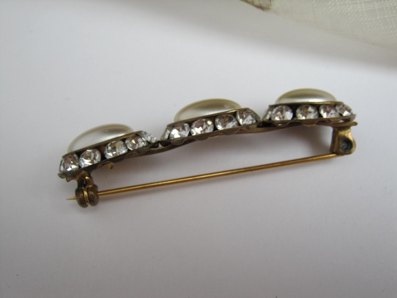 Broche antiek drie parelmoerkleurige cabochons en heldere kristal stenen 5.3x1.3 cm - Afbeelding 6