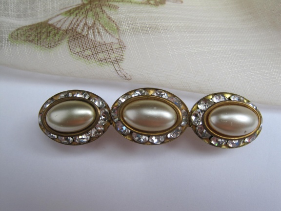 Broche antiek drie parelmoerkleurige cabochons en heldere kristal stenen 5.3x1.3 cm - Afbeelding 7