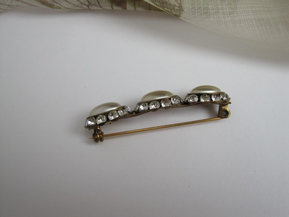 Broche antiek drie parelmoerkleurige cabochons en heldere kristal stenen 5.3x1.3 cm - Afbeelding 8