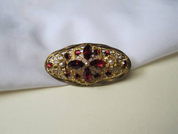 Broche antiek met robijn rood kristal rijnstenen en drie parelkralen 5.3x2.6 cm - nr. 1