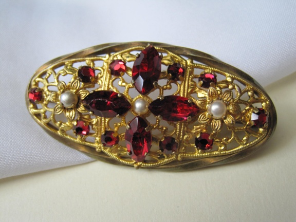 Broche antiek met robijn rood kristal rijnstenen en drie parelkralen 5.3x2.6 cm - Afbeelding 2