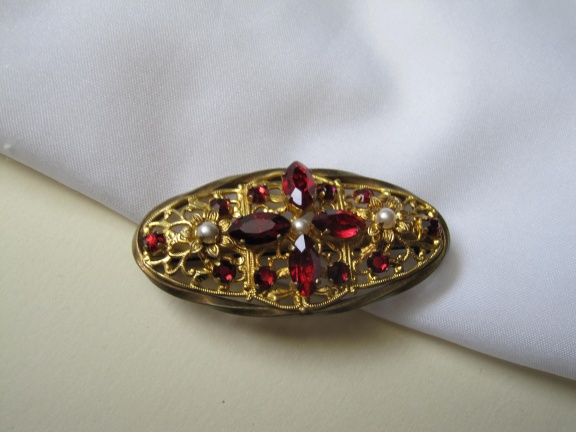 Broche antiek met robijn rood kristal rijnstenen en drie parelkralen 5.3x2.6 cm - Afbeelding 3