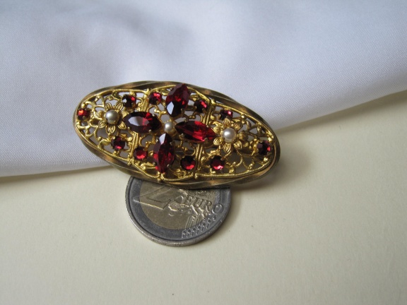 Broche antiek met robijn rood kristal rijnstenen en drie parelkralen 5.3x2.6 cm - Afbeelding 4