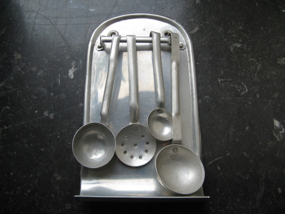 Antiek aluminium lepelrek voor in een grotere poppenhuis keuken...jaren 40 - nr. 1