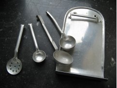 Antiek aluminium lepelrek voor in een grotere poppenhuis keuken...jaren 40 - Afbeelding 2