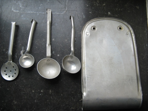 Antiek aluminium lepelrek voor in een grotere poppenhuis keuken...jaren 40 - Afbeelding 3
