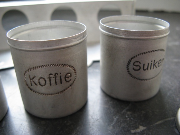 Antiek aluminium rekje: thee, koffie suiker voor in een grotere poppenhuis keuken...jaren 40 - Afbeelding 4