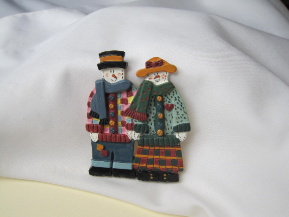 Broche antiek meneer en mevrouw sneeuwpop in winter kleding 7.5x6.0 cm - nr. 1