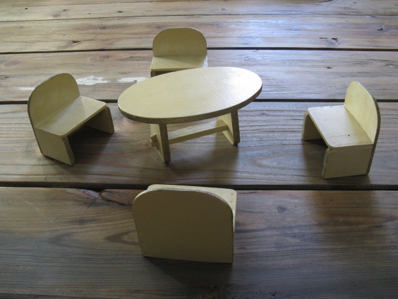 Voor in het poppenhuis...een antieke franse tafel met 4 stoelen...Jaren 30/40! - nr. 1