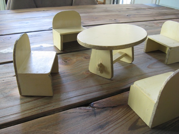 Voor in het poppenhuis...een antieke franse tafel met 4 stoelen...Jaren 30/40! - Afbeelding 3