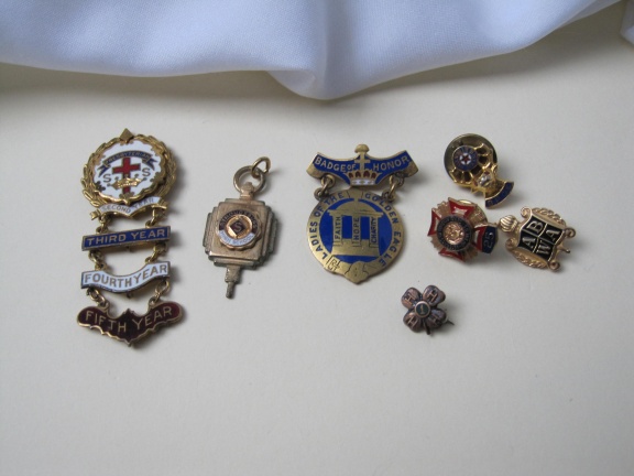 Lotje emaille medailles en broches 7 stuks - nr. 1