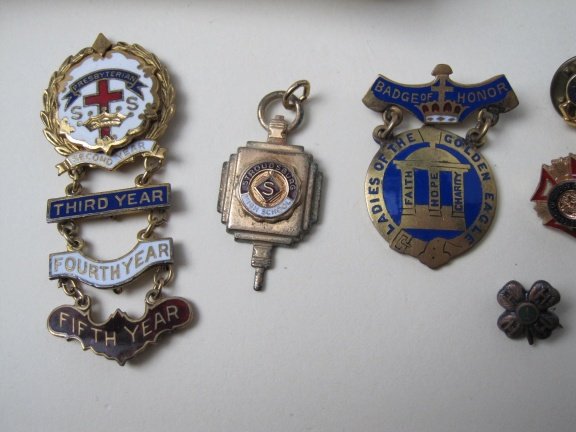 Lotje emaille medailles en broches 7 stuks - Afbeelding 2