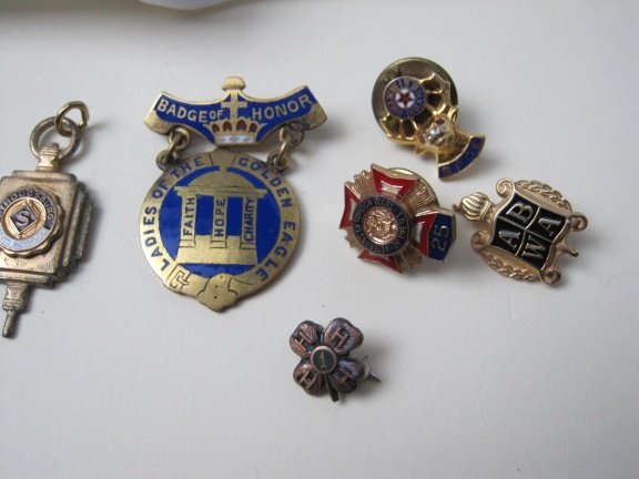 Lotje emaille medailles en broches 7 stuks - Afbeelding 3