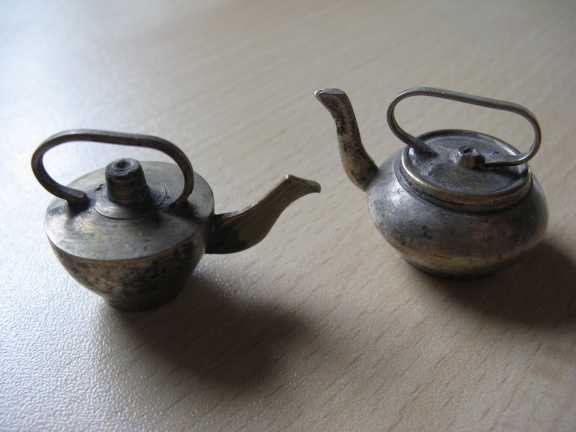 Voor in het poppenhuis...tweee oude waterketels jaren 50... - nr. 1