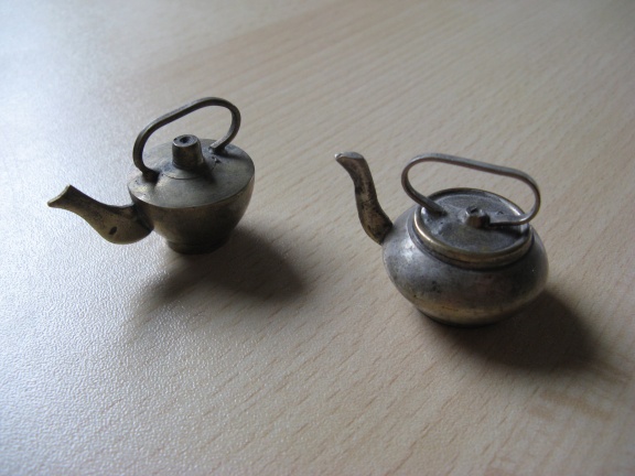 Voor in het poppenhuis...tweee oude waterketels jaren 50... - Afbeelding 2
