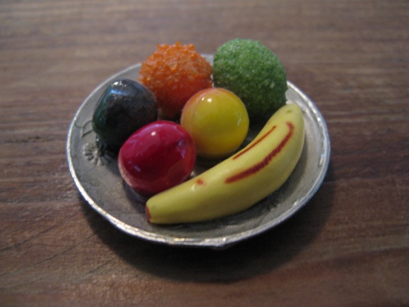 Voor in het poppenhuis: Oud koperen fruitschaal mét fruit, jaren '50... - Afbeelding 3
