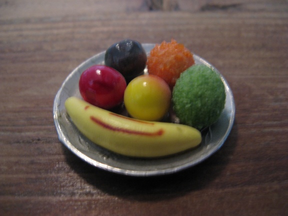 Voor in het poppenhuis: Oud koperen fruitschaal mét fruit, jaren '50... - nr. 1