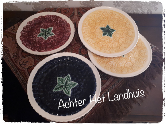 Ontbijtbordjes/borden gedecoreerd met opgelegd fruit oa; bosbessen frambozen en citroen