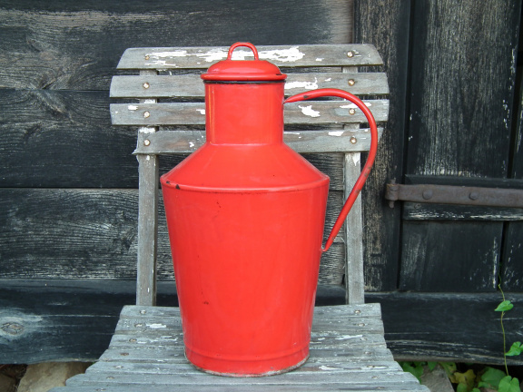 Mooie kan van rood emaille