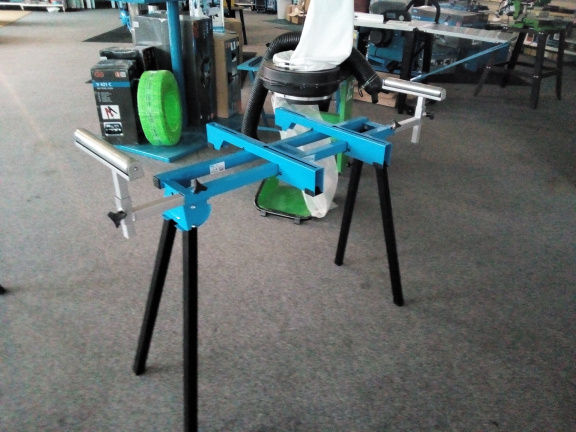 Univerlele onderstel voor boor, schuur en slijp-machines kapzagen e.d.