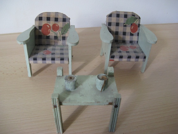 Voor in het poppenhuis...twee groene (arm) stoeltjes met een tafel...jaren 20! - nr. 1