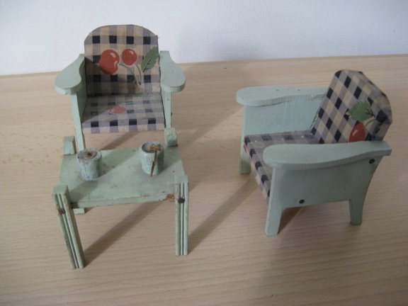 Voor in het poppenhuis...twee groene (arm) stoeltjes met een tafel...jaren 20! - Afbeelding 2