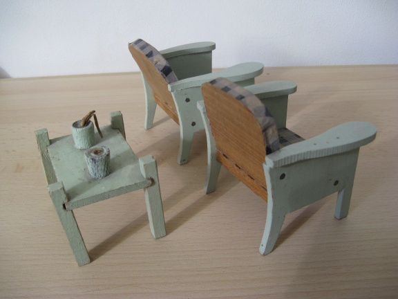 Voor in het poppenhuis...twee groene (arm) stoeltjes met een tafel...jaren 20! - Afbeelding 3
