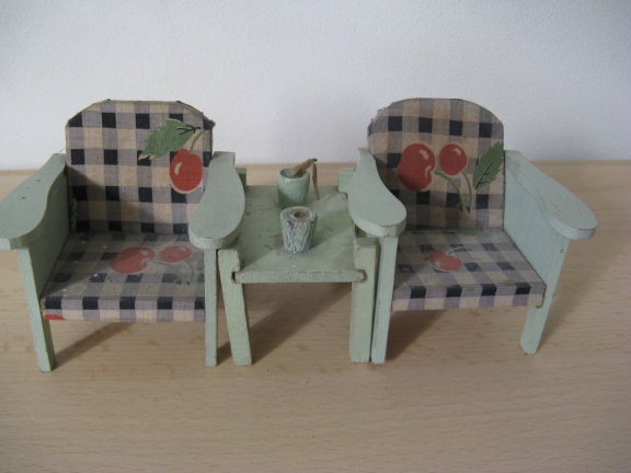 Voor in het poppenhuis...twee groene (arm) stoeltjes met een tafel...jaren 20! - Afbeelding 4