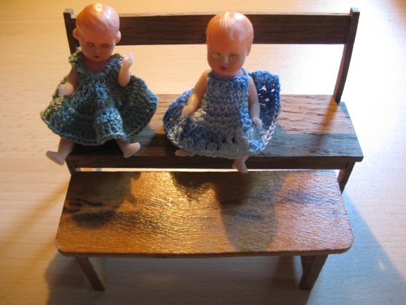 Voor in het poppenhuis: Een tweeling poppetje met een bankje en tafeltje...jaren 50 - nr. 1