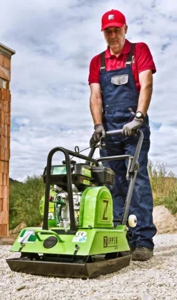 4 takt trilplaat trekstarter, 1300 kg druk incl. mat en wielstel. Mod. 2019
