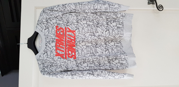 H&M licht grijze trui sweater met zwart oranje print maat 158/164 - nr. 1
