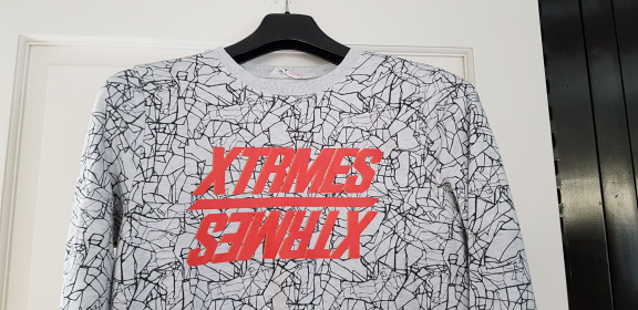 H&M licht grijze trui sweater met zwart oranje print maat 158/164 - Afbeelding 2