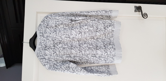 H&M licht grijze trui sweater met zwart oranje print maat 158/164 - Afbeelding 3