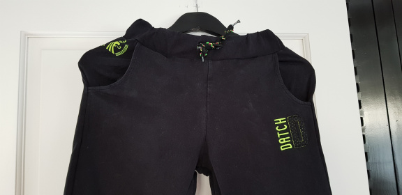Datch Gym zwarte joggingbroek met neon gele print maat 140/146 - Afbeelding 2